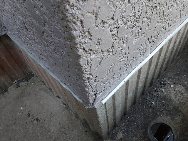 外壁材のコーナー部の穴あき